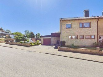 Hauptbild Sehr gepflegte Liegenschaft mit 648 qm Grundstück, 2 Garagen + Platz für weitere Garage/Stellplätze